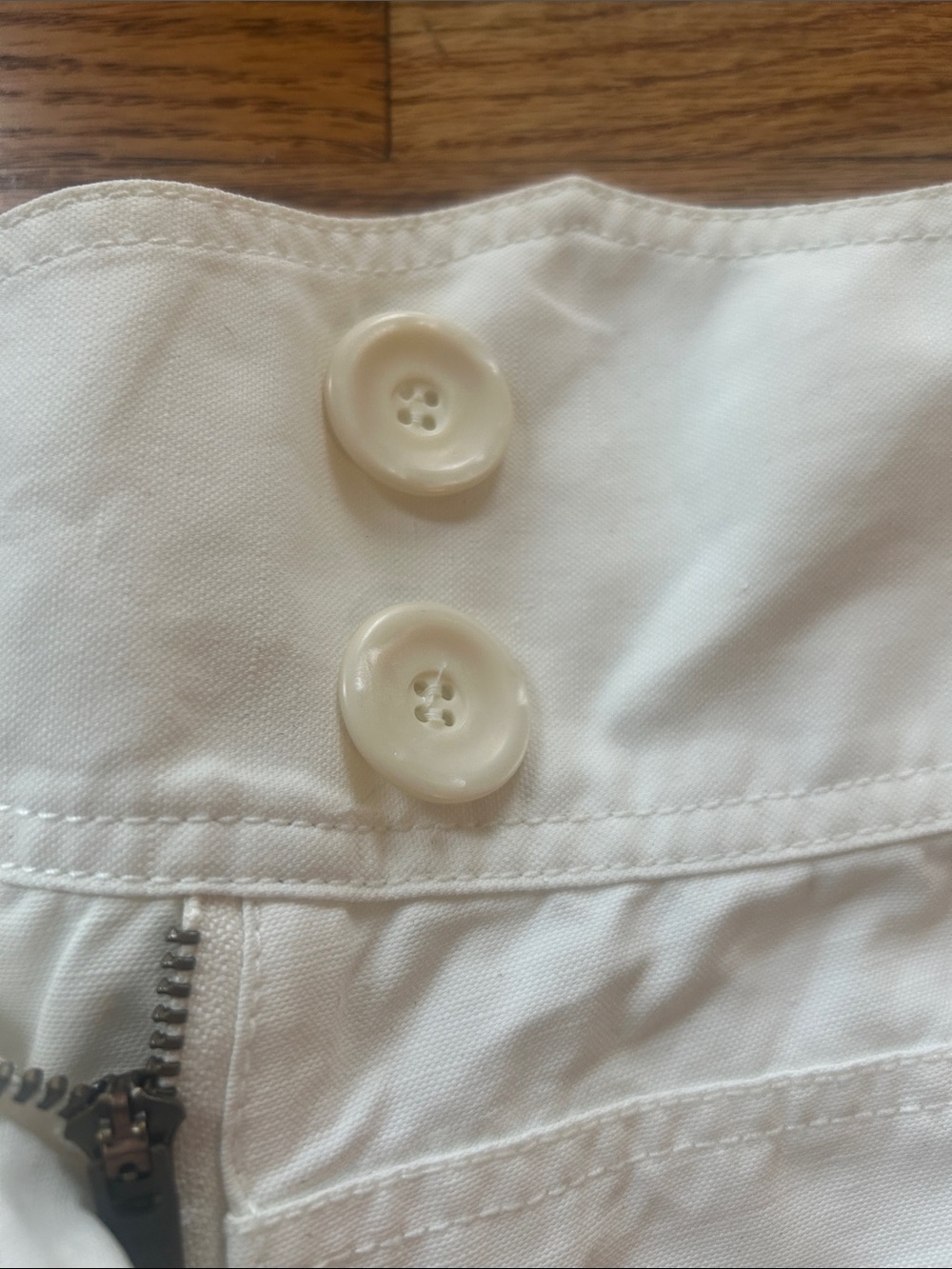 Vintage BCBGMaxAzria Runway White Shorts Size 2 - Picture 3 of 14